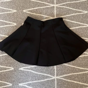 Kort utsvängd kjol - Söt har använt den men känns inte som min stil längre, skönt material, stretchig