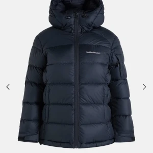 Svart peak jacka - En fin peakjacka i fint skick, säljer då jag rensar bland mina jackor ❤️