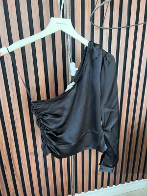 One shoulder top  - superfin topp i silke! Har aldrig kommit till användning. Prislapp sitter kvar!