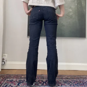 Lågmidjade levis jeans - Mina absoluta favvojeans från Levis!! Såå snyggt lågmidjade och lagom vida!! Köpta i Paris för ca 850😋😋vet ej vilken storlek men passar mig bra som har S✅