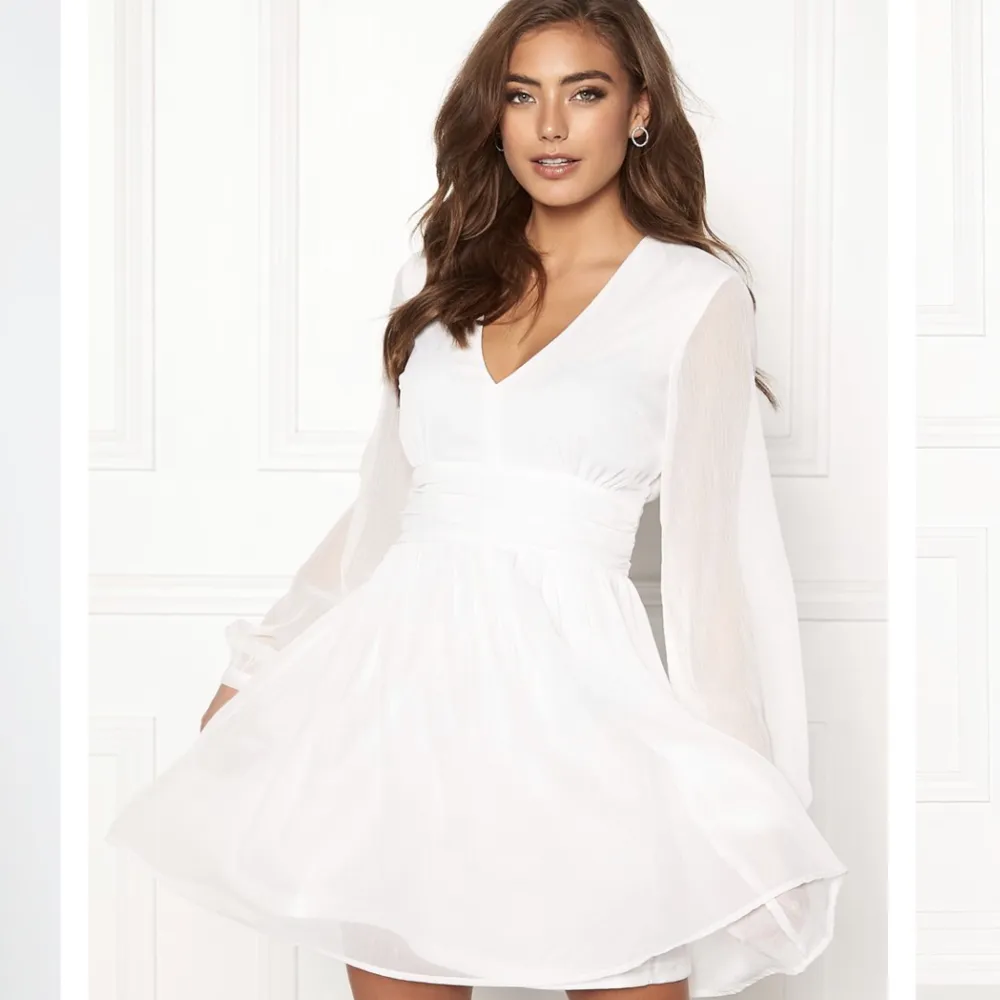 En vit klänning från bubbleroom, perfekt till studenten. I nyskick, endast använd en gång. . Klänningar.