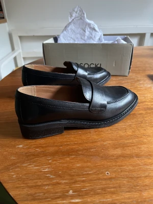 Svarta loafers, strl 38, läder/skinn, Lasocki - Använda 1 gång så är i nyskick. Storlek 38. Tyst klack. Möts upp i centrala Göteborg. Går bra att skicka. Frakt kostar 49 kr. 