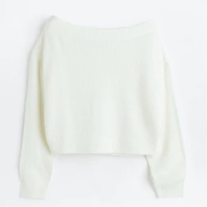 H&M  - ribbstickad off shoulder tröja ifrån H&M, ny pris 200 kr, knappt använd därav bra skick, skriv för fler bilder eller frågor 🌸