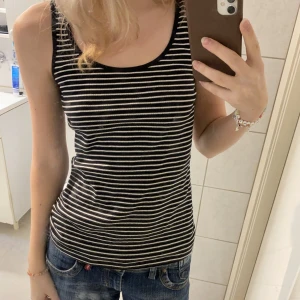 Linne - Randigt linne från Lindex i storlek Small. Fint skick🦨