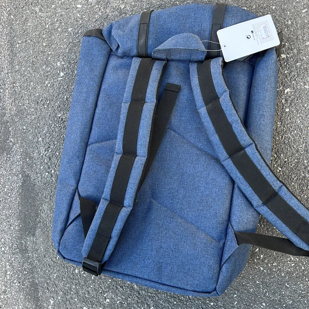 En helt ny aldrig använd ryggsäck som kan va bra till sommaren och cyckel turar.. Väskor.