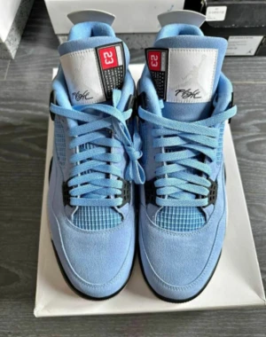 Jordan 4 University Blue - Hej säljer mina Jordan 4s i flera stotlekar då min familj och vänner inte vill ha skorna. Finns i storleken 35-47 och är i gott nytt skick.  Kepsen är också äkta.