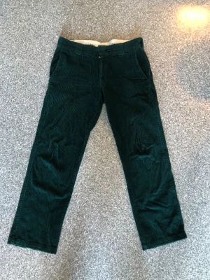 Dickies - Mörkgrön Manchesterbyxa - Ett par sjukt snygga Manchesterbyxor från Dickies! Skick 8/10, har använts mycket men är i perfekt skick!. *Katt har funnits i hemmet*