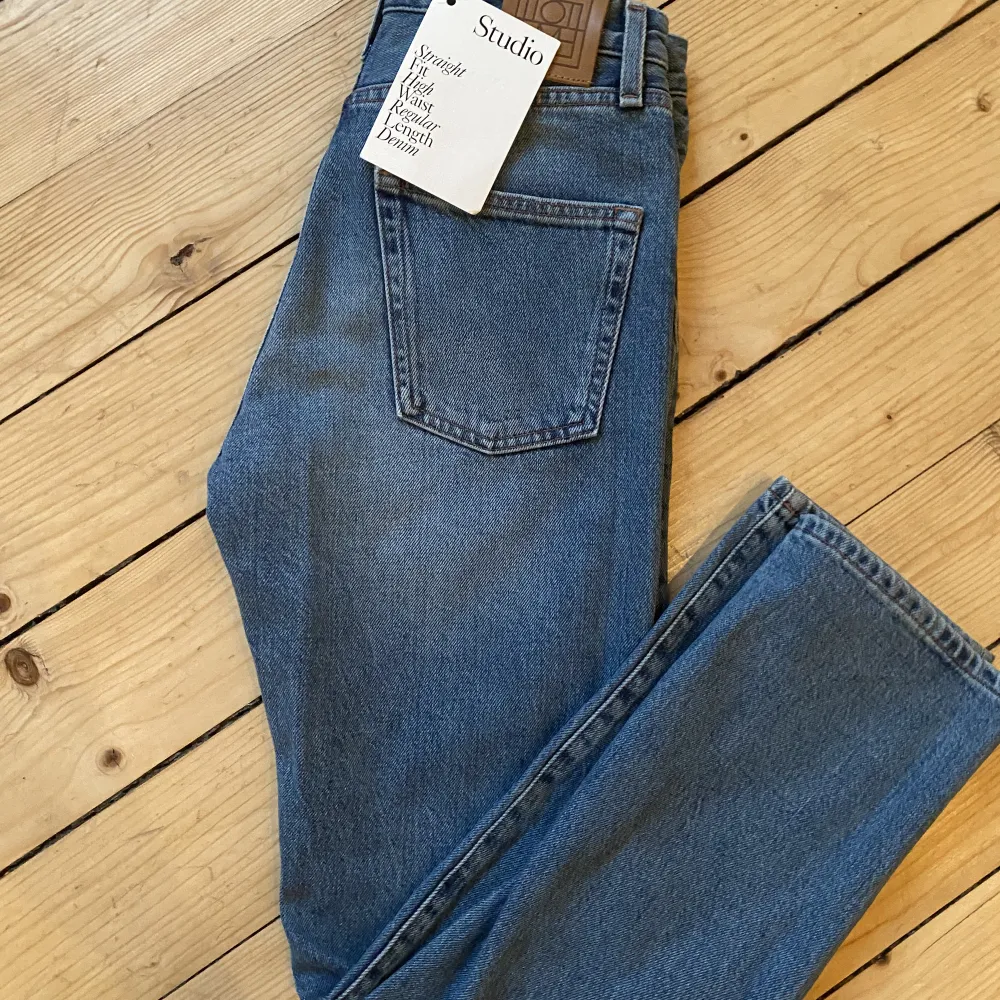 Säljer mina helt nya jeans från Toteme. Aldrig använda med prislapp. Stl 24/30. Pris kan diskuteras vid snabb affär.  Nypris:2100kr. Jeans & Byxor.