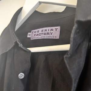 Svartlinneskjorta från the shirt factory💛storlek M 