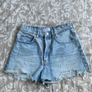 Jeansshorts  - Jeansshorts från zara i storlek 38. Använda en gång. 