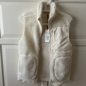 Teddyväst - Superfin och trendig teddyväst, perfekt nu till våren!🌼