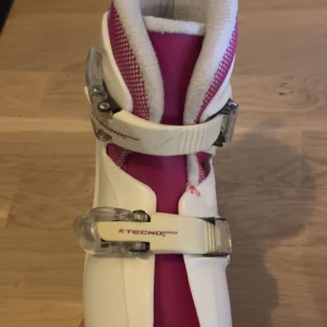 Skridskor - Hej de göra skridskorna är inte så andvända och bra hoppas att ni vill köpa pris diskuteras ❤️