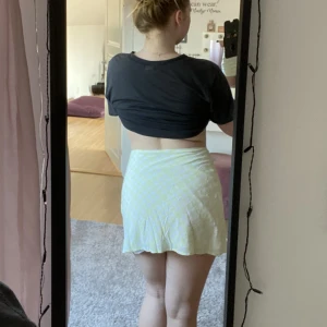 Söt ljusgrön rutig minikjol - Med dragkedja och knapp, stl 40/42 perfekt till sommaren, dubbla lager tyg som gör att den inte är seethrough