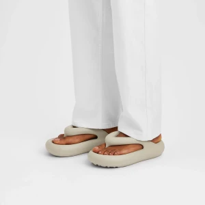 Axel Arigato delta sandal - Flip flops från Axel Arigato. Endast använt 2-3 gånger. Nypris 1300 Vit/beiga