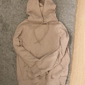 Ljusrosa/beige hoodie - Ljusrosa/beige hoodie från H&M inga defekter alls! Super fin och skön hoodie