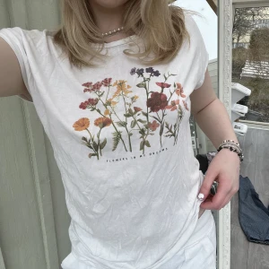 Kappahl t-shitt  - Lätt och luftig T-shirt till sommaren!!! 💕💕💕  Betal via Swish, kund står för frakt:) Mötas: Linköping, Motala, Borensberg💕