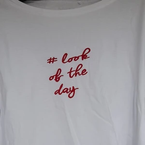 Vit tröja - T-shirt med #lookoftheday  broderat på framsidan. Ärmarna är 1/3 långa och har volanger. Jag tror att den är storlek S, men den är wide/löst sittande så passar både större och mindre beroende på önskad passform. 