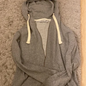 Grå Ziphoodie - Vanlig grå zip hoodie från lager157 i super bra skick!! Storlek S 