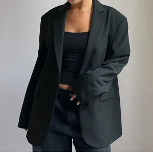 Djerf avenue forever blazer  - Säljer min svarta djerf avenue forever blazer. Superfin svart oversize blazer som passar till allt! Storlek S. Superfint skick 