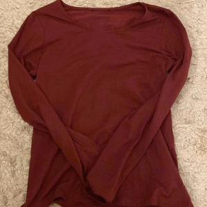 Långärmad röd  - Vanlig långärmad röd tröja 