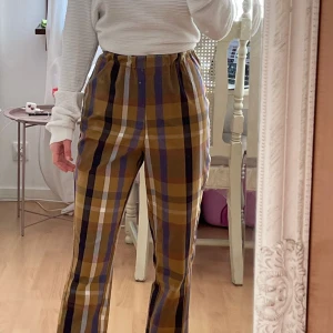 Rutiga byxor  - Rutiga byxor från Monki, i storlek S-M. Är väldigt stretchig. I nyskick. För bara 99kr❤️