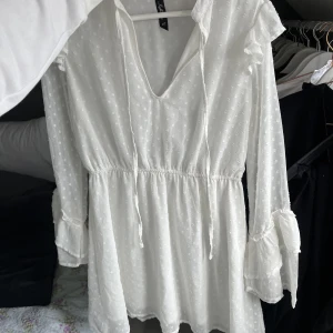 Vit klänning  - En söt vit klänning. Jättefint skick. Hör av er om ni vill ha fler bilder! Frakt ingår inte i priset 