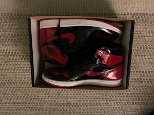 Jordan 1 Patent Breds - Jordan 1 patent bred, använt en gång men ser fortfarande nytt ut. Storlek 42.5, kan frakta eller hämta den!