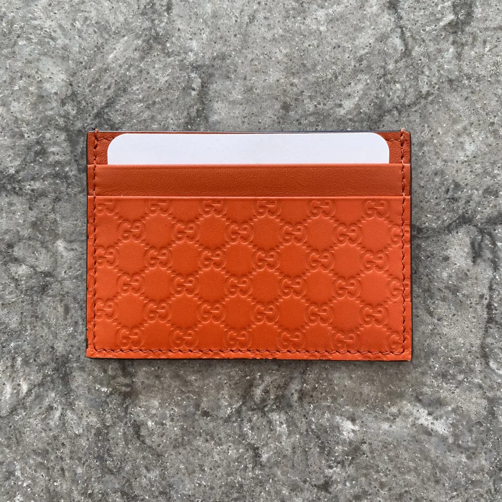 Säljer min Gucci Microguccisima card holder. Skick 10/10, den är helt ny och oanvänd. Nypris är runt 3000,  endast det på bilden ingår. Tveka inte på att skriva till mig vid ytterligare frågor.. Accessoarer.