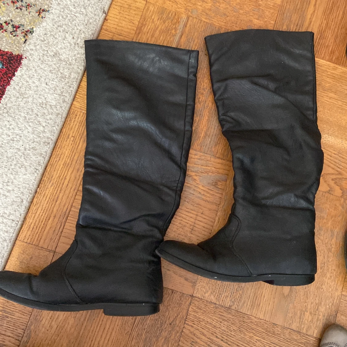 Höga stövlar av äkta läder