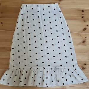 Superfin kjol, använd 1 gång. Storlek S/36, 72 cm i midjan och 73 cm lång. Från NA-KD