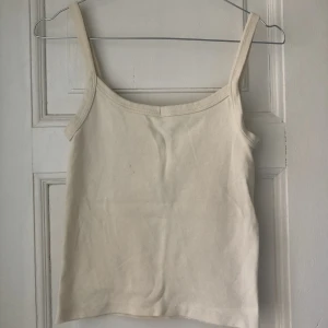 Linne Brandy Melville - gulligt linne från brandy i lite off-white färg. har en liten fläck på sig men annars fint skick 