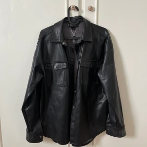 Skinn/läder jacka/kostym - Fake skinn/läder jacka från Monki.  Sparsamt använd. Mycket bra skick.