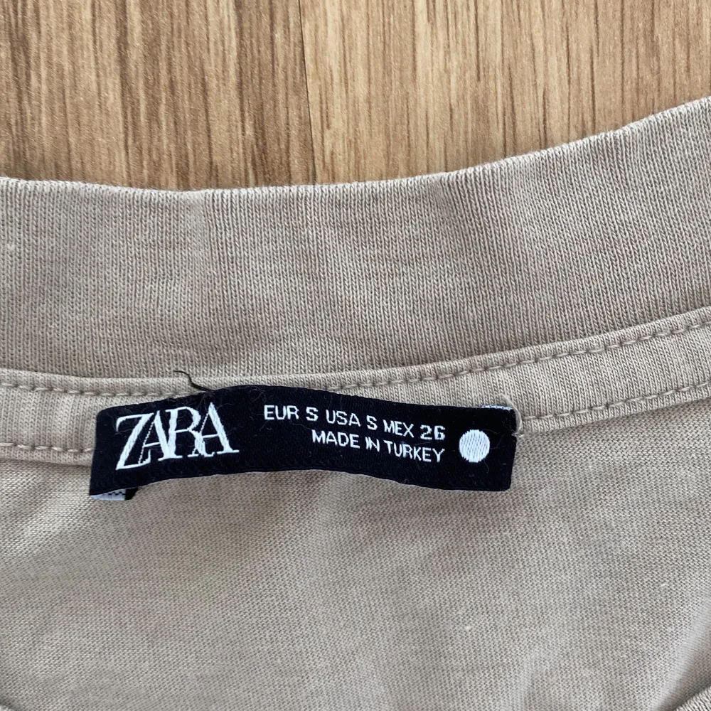 så fin t-shirt i så fin färg perfekt för sommaren ! Aldrig använd. Köpare står för frakt . T-paidat.