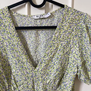 Blommig sommarklänning - Blommig klänning från NA-KD Nypris 499kr.  Sparsamt använd. Mycket bra skick.