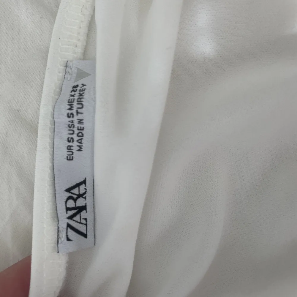 Super snygg vit topp från Zara, storlek S 🤩 den är lite kort men otroligt fin!!🥰. Toppar.