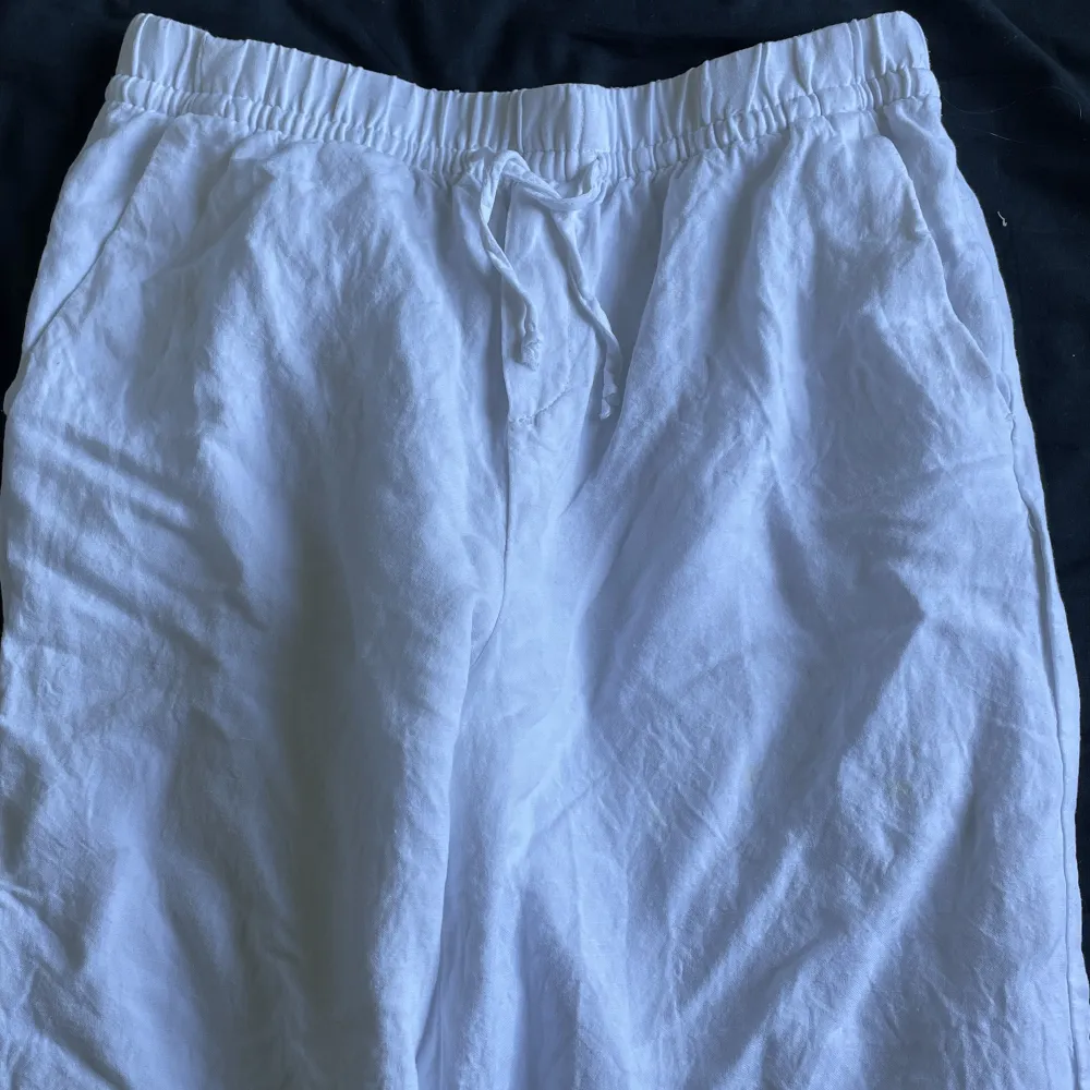 Säljer dessa fina linnebyxorna från hm då dom är för små för mig. Väldigt fina att ha till sommaren med bra material. Vid frågor skriv privat🫶🏻. Farkut & Housut.