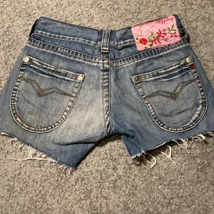 Replay jeans  - Säljer superfina lågmidiade Replay shorts!💗 Köpta här på Plick då dom har aldrig kommit till användning💗 Dom är i storlek W27/S, köparen står för frakt 