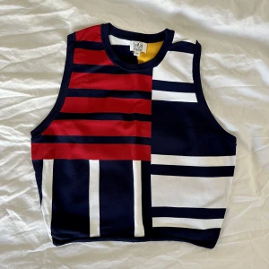 Topp från Tommy Hilfiger med Gigi Hadid  - Nypris 1125kr men slutsåld överallt.  Knappt använt. Säljer då den inte kommer till användning.