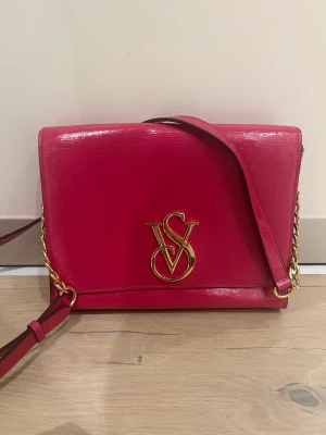Väska - Axelremsväska från Victoria’s Secret, oanvänd. Tillhörande dust bag skickas med. 