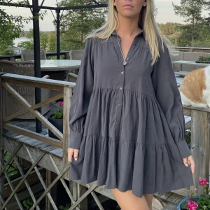 Grå glänning - Grå klänning från Zara. Använd ett fåtal gånger. 