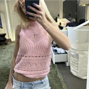 Rosa zara tröja - Super söt tröja från zara! Köpt här på Plick i mycket gott skick men kommit ej till användning! Men super söt nu till sommaren!💞