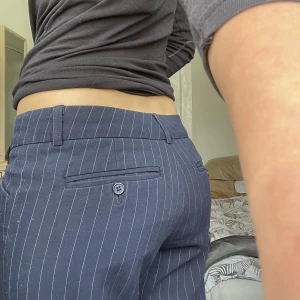 Kostymbyxor - Jättesöta blåa kostymbyxor! Använt några gånger, därav lite noppriga men annars i bra skick