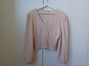 Beige Kofta - Beige kofta som passar till sommaren. Vacker, med vackra detaljer och knappar.