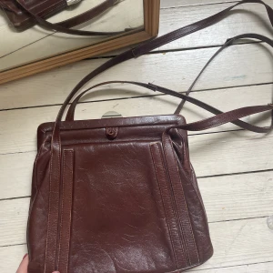 Väska - Köpt secondhand, därför en aning sliten men inte så det syns