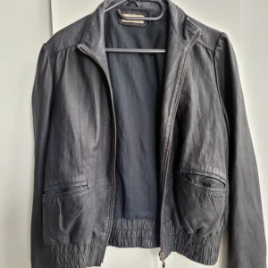 Vintage Skinn/läderjacka - Skitsnygg, säljer pga att jag har för många skinnjackor😅 storlek 38/M dam. Sitter på en S/36 och är 167 cm lång🤎mycket bra skick