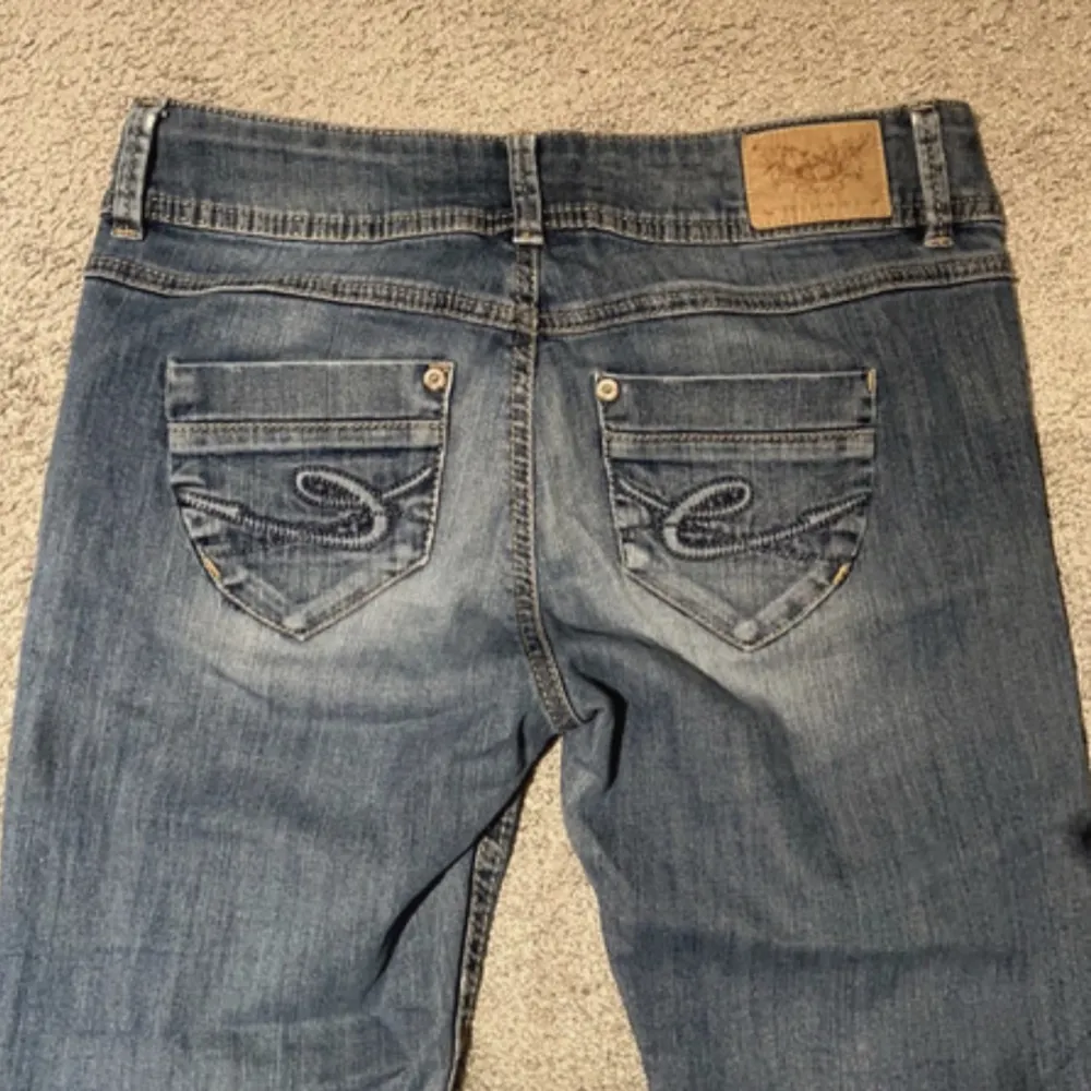 jättefina lågmidjade jeans från esprit⚡️de är i strl 27/32 och bra skick. Jeans & Byxor.