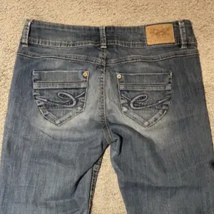 jättefina lågmidjade jeans från esprit⚡️de är i strl 27/32 och bra skick