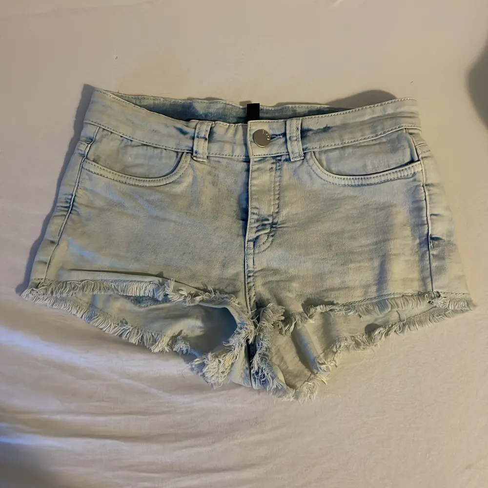 Från H&M i storlek 34, dom är i ett bra skick. Säljer då jag rensat min garderob samt att dom är allt för små för mig ❤️. Shorts.