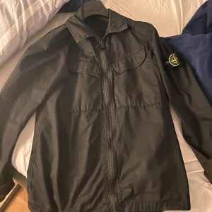 Stone island overshirt - Stone island overshirt använd cirka 3-4 gånger, 10/10 i skick, säljer pga av att den är lite för stor för mig.