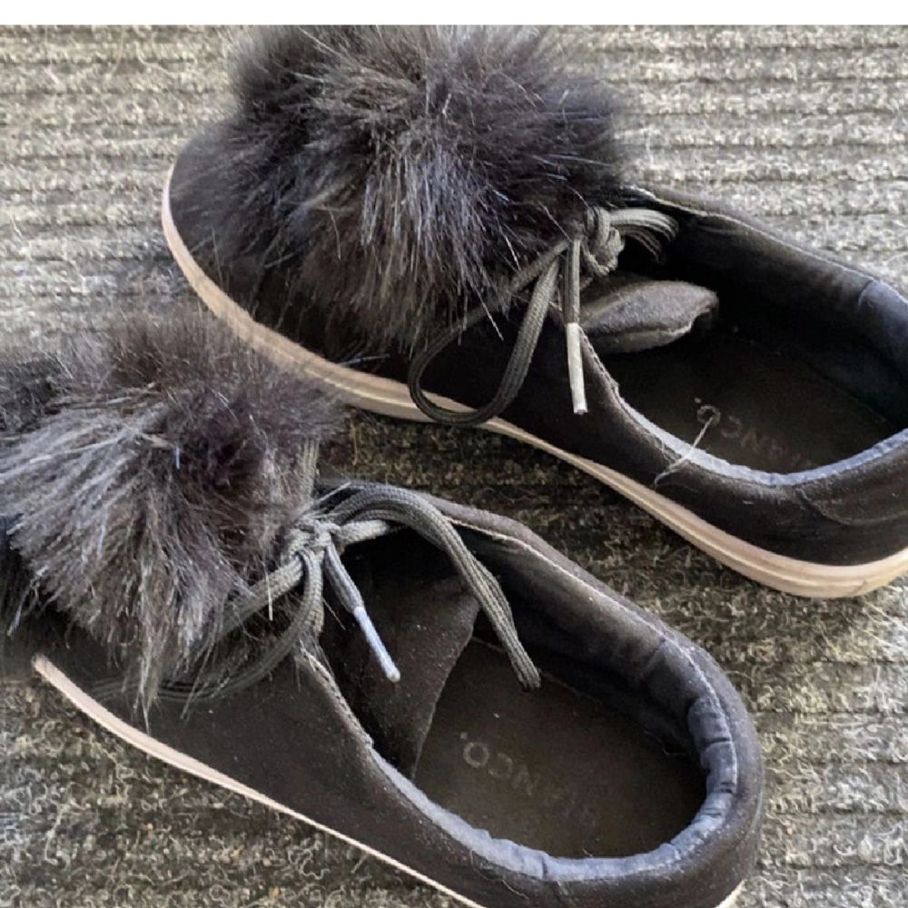 Säljer dessa jättesöta skor från Bianco då de är för små, köpta här på plick. Bilderna är lånade från hon jag köpte av! Både pälsbollarna och snörena går att ta av. Betalning sker genom Swish. Skor.